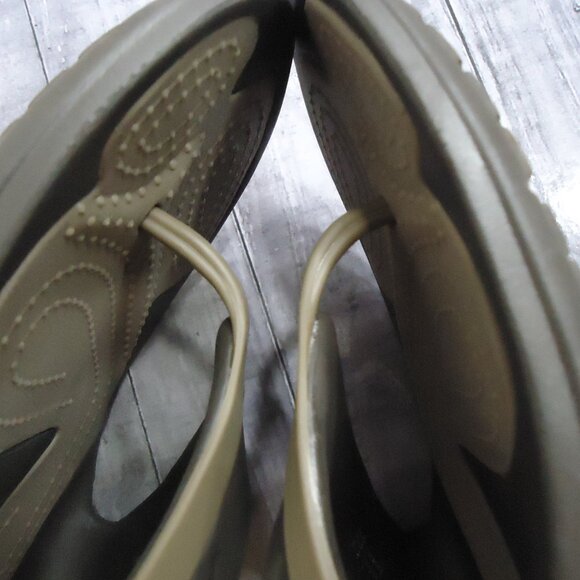 SIZE 13. Crocs classic men’s odor-resistant flip flop sandals. main image 16